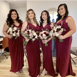 Burgundy Bridesmaid Dresses 2021 V Nackremmor Front Slit Ruffles Portar Custom Made Plus Size Maid of Honor Gown Beach Wedding Party Wear