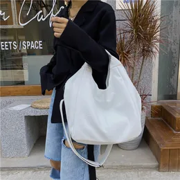 Designer-vit läder kvinnor halvmåne stor kapacitet hobo shopper mjuk pu crossbody väska casual koreanska kvinnliga tote bag