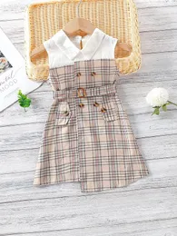 幼児の女の子の格子縞のダブルブレストベルトのシャツをドレス
