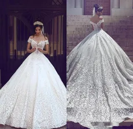 Glamouröse A-Linie-Brautkleider Dubai Luxus kurze Ärmel von den Schultertätigkeiten zurück und mit Sweep-Zug geschichtete Brautkleider Vestidos de Novai
