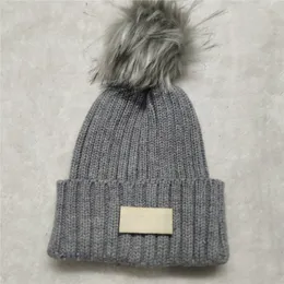 新しいPOMの冬の新しい暖かいウールの帽子デザイナーニット女性の帽子の熱い販売のおしゃれなビーニー送料無料