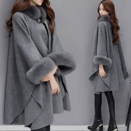 Winter Coat Ponchos Capes Kobiety 2019 Boże Narodzenie Moda Flare Rękaw Faux Fur Collar Wełna Cloak Cape Coat Poncho Długi Płaszcz T200114