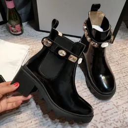 Vår och höst kort stövlar Kvinnors högkvalitativa läder mångsidiga Martin Boots British Fashion Women's Black Ankel Boots Kvinnlig designer