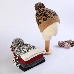 2020 5 färg leopard print pom stickad hatt kvinnor vinter hålla varm hatt flicka mössor hatt festliga parti hattar t9i00672