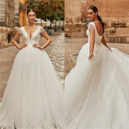 Gorgeous A Line Bröllopsklänningar Boho Beach Sexig V-Neck Tassel 3D Applique Lace Up Princess Bridal Gowns Sweep Train Robes de Mariée