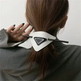 Clip de pelo con letras de diseñador para niña, pasadores triangulares con accesorios para el cabello de moda, sombreros Retro de temperamento para mujer, 2 colores