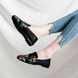 الأحذية الرياضية النسائية الربيع مطرز الأسود النمط البريطاني صغير جلد صغير وحيد وحيد ليفو قدم واحدة المرأة