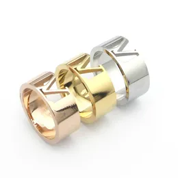 Europa Amerika Mode Män Lady Kvinnor Titanium Stål Graverad Hollow Out V Brev 18K Guldälskare Ring Ringar 3 Färgstorlek US6-US9