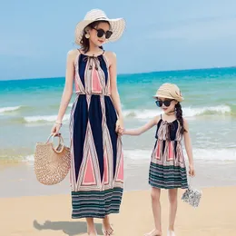 Sommar mor dotter strand klänning blommig tryckt bomull mamma och mig kläder baby flicka kläder familj matchande outfits kläder lj201111