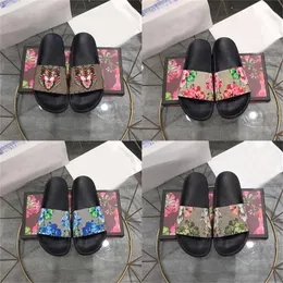 Designer Tofflor Blommar Gummi Slides Män Kvinnor Sandaler Platta Jordgubb Tiger Bin Grön Röd Vit Web Mode Skor Strand Flip Flops Blomma med Box 35-48