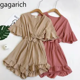 Gagarich Kvinnor Sommar Solid Jumpsuit Ladies V Neck Flare Ärm Empire Waist Lace Up Wide Leg Shorts Femme Chic Ruffles Rompers T200701