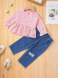 Jeans da bambino con maniche a balze in pizzo e top in grembiule strappato con orlo grezzo LEI