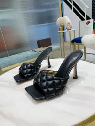 夏の新しい高品質レディースハーフスリッパサンダル革のかかとのつま先の正方形の豪華なデザイナーアンチスリップダストバッグエレガントなスタイルのオリジナルの靴箱サイズ35-42
