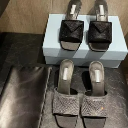 Elmas Sandalet! 2022 Yaz Sandal Ayakkabı 6.5 cm Yüksek Topuk Rhinestone Klasik Üçgen Mektuplar Toka Spike-Topuklu Parti Kadınlar Düğün Moda Tasarımcı Markaları 35-41 Kutu