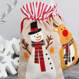 Bärbar 18 * 30cm Julklappspåsar Elk Santa Snowman Lovely Cartoon Drawstring Väskor Söt Kids Present Candy Väskor Party Supplies VT1764