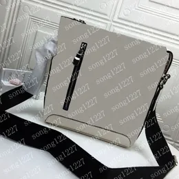 L Luxurys Designers Bags 424Black and 18White Perfect craftsmanship oblique satchel postman bag zipper smooth the quality very good it is necessary to go shopping