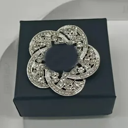Marchio di lusso Design Spilla con diamanti Donna Cristallo Strass Fiore Lettere Spille Abito Pin Gioielli di moda Abbigliamento Decorazione Accessori di alta qualità
