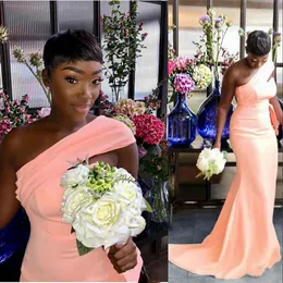 Ny afrikansk billig persika rosa sjöjungfru brudtärna klänningar en axelpläterar trädgård långa bröllop gästklänningar anpassade piga av ära klänningar