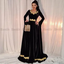 Arabische Dubai-Abschlussballkleider für den Nahen Osten, schwarze, lange Ärmel, Samt, Goldapplikationen, Kosovo-Alban-Kaftan-Abendpartykleider