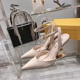 2022 Stilista di moda Scarpe eleganti da donna Tacchi alti Squisito Cinturino comodo Donna Alfabeto Diamante Giunto Sandali Materiale in pelle Taglia 35-41