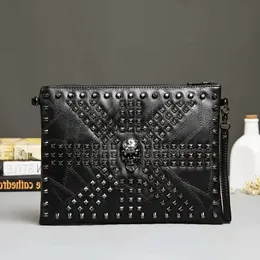 Tasarımcı Omuz Çantaları Debriyaj Man Punk Elemanları Için Lüks Messenger Çanta Kafatası Desen Satchel Debriyaj Çanta Moda Perçinler Erkekler Çanta Yumuşak Deri Çapraz Vücut Serin HBP