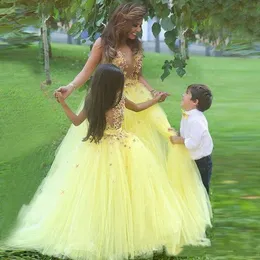 Abiti da ragazza di fiori principessa in tulle giallo Lunghezza del pavimento Abbinato Sash Applique Sheer Girls Birthday Pageant Gowns Abito da prima comunione