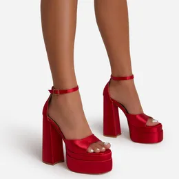 Кожаные дамы 2022 15см Новые женщины Чунки Супер высокие сандалии на каблуке 4,5 см насосы платформы шелковая полиуретановая танцевальная вечеринка.