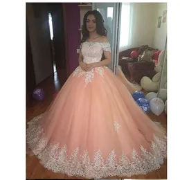 Bedövning av axel applique lacework hals och hemline persika tulle puffy quinceanera klänning prom boll klänning