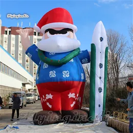 Wunderbares riesiges surfendes aufblasbares Weihnachtsmann-Modell, Werbung, luftgeblasener Weihnachtsmann-Ballon, der ein Surfbrett für die Weihnachtsdekoration im Freien hält