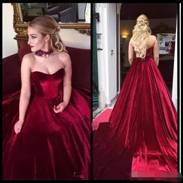 2020 Elegant utanför axeln Prom Klänningar Sweetheart Burgundy Velvet Long Aftonklänning Plus Storlek Formell Kappor Billiga Party Prom Klänningar