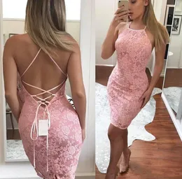 Sexig rosa prom klänningar 2021 spets över knä längd spets applique backless criss cross cross rems halter kväll cocktail party kappor vestido