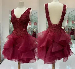Bourgogne Lace Short Prom Klänningar med Ruffle V-Neck U Open Back Tulle Graduation Sweet 16 Dress Girls Formal Evening Gowns Mini Cheap