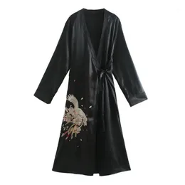女性のブラウスシャツ2021 Vネックロングスリーブラップブラックキモノ女性ファッション服ヴィンテージフローラルブリッド刺繍タッセルベルト