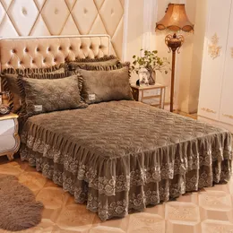 3/5-stycken 160x200cm Lyxbrun Blå Ruffel Lace Plysch BedsKirt Varm Sängkläder Sängkåpa Set Bäddscread Set Pillow Shams T200706