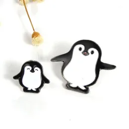 Pins, broscher grossist- 1pc hajuku legering emalj kawaii vit svart pingvin broche märken lapel pins säkra halsduk coola pojke kvinnor smycken gi