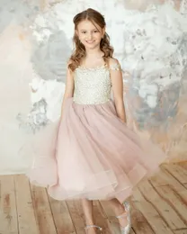 Cristalli lussuosi 2020 Flower Girl Dresses Sheer Neck Little Girl Abiti da sposa Vintage Comunione Pageant Abiti Abiti F2159