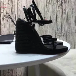 Przyjazdy 2021 Patentowe Sandały Skórzane Thrill Heels Kobiety Unikalne Projektant Poruszone Toe Sukienka Buty Ślubne Seksowne Litery Heel
