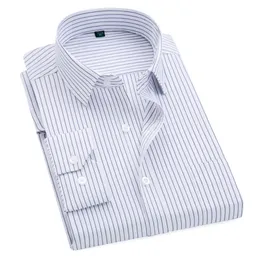 Vertikal Striped Mens Dress Shirts Långärmad Classic Collar Regular Fit Business Mäns Arbetskjorta Stora 8XL Man Kläder 220312