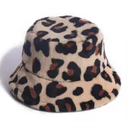 Szerokie brzegowe czapki Winfox moda miękkie lampart faux futra wiadra dla kobiet ciepłe czapki zima 20211