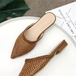 NIUFUNI Frauen Spitzschuh Low Heel Slide Sommer Hausschuhe Cane Woven Strand Schuhe Frau Mule Flache Sandalen Y200423 GAI GAI GAI