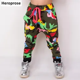 Heroprose Yeni çocuk Bahar Yaz Hip Hop Dans Harem Kamuflaj Eğlence Spor Çocuk Erkek Büyük Crotch Sıska Pantolon LJ201019