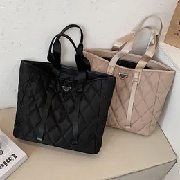Mode shoppingväska med stor kapacitet 2021 ny romb dam axelväska enkel textur nylon tyg handväska plånbok