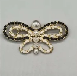 Högkvalitativ design Kristall Rhinestone Broscher Fashion Mens Womens Märke Brev Geometrisk Butterfly Lädervävd Suit Collar Pin Brooche Luxury Bröllop Smycken