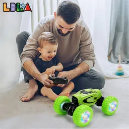 LBLA D875 RC Stunt 4WD Car Towing Drift Offroad Odkształcalny Zdalne sterowanie Napęd Pojazd Maszyna Model Transformer Toy Gift Kid 220315