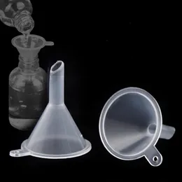 Transparent Mini Plast Liten Funnels Parfym Vätska Essentiell Olja Fyllnad Tratt Kök Bar Matsal Tool LX3497