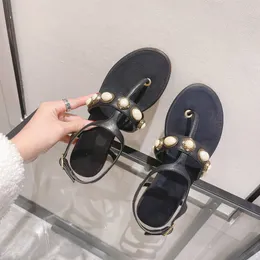 2022 Early Spring Women's Sandals New Pearl Thong Flat Heel Metal Buckle Läder Slippers Sandaler