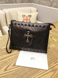 Designer axelväskor Luxury Messenger Bag för män Fashion Soft Leather Clutch Metal Cross Envelope Väska Punk Elements Högkvalitativ handväska Metall Rivet HBP