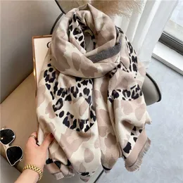 Sciarpa di cashmere da donna Inverno Wram Leopard Hijab Scialli di Pashmina spessi Lady Wraps Coperta stampata Nappa Grande Bufanda Echarpe 220107