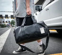 Sport-Sporttasche aus PU-Material, wasserdichte Reisetasche mit Nassfach und Schuhfach für Männer und Frauen