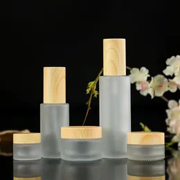 新しいフロステッドガラスびんクリームジャー模造木製ふたのスプレーポンプのびんの携帯化された化粧品コンテナjar 30ml 40ml 50ml 60ml 80ml